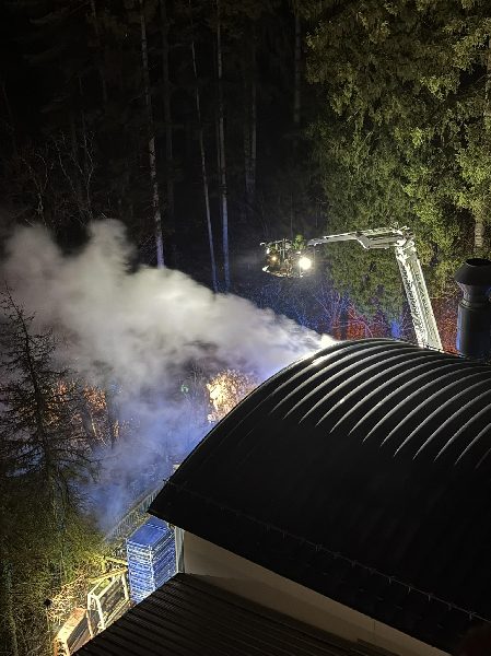 Großbrand in Lackieranlage eines Industriebetriebes in Villach – Rund 100 Einsatzkräfte verhinderten Ausbreitung (Bild 4)